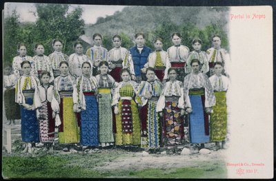Pohlednice zobrazující rumunský tradiční oděv v oblasti Arges, cca 1900-10 od German School