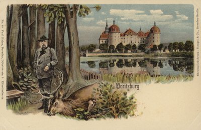 Pohlednice zobrazující muže se zastřeleným jelenem se zámkem Moritzburg v pozadí od German School