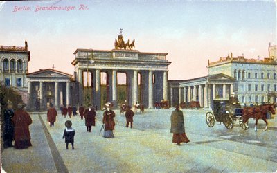 Pohlednice zobrazující Braniborskou bránu v Berlíně před rokem 1914 (barevné foto) od German School
