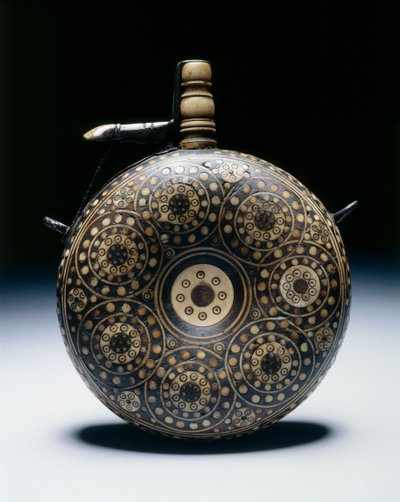 Prášková baňka, cca 1620-50 (ořech s rohovinou, kost, mosaz a železo) od German School