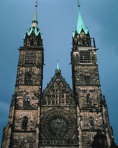 Růžové okno na západní fasádě St.Lorenzkirku od German School