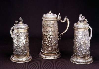 Stříbrný zlacený válcový korbel od Paula Hubnera, Ausburg 1590; stříbrně zlacený válcový korbel od Tobiase Kramera, Ausburg 1620; balíkový zlacený válcový korbel od Paula Hubnera, Ausburg 1590, 16.-17. od German School
