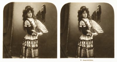 Stereoskopická karta zobrazující mladou ženu v tradičním španělském kroji z oblasti Aragonie, kolem roku 1900 (sépiová fotografie) od German School