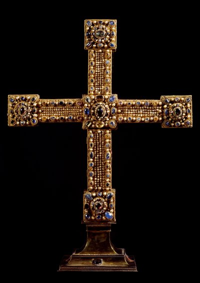 Říšský kříž (Reichskreuz) vyrobený ze zlata, kamenů a perel německé výroby. Debut 11. století Dim. 71x77 cm Vídeň, Kunsthistorisches Museum - Kříž Svaté říše římské (Reichskreuz) potažen plátkovým zlatem a zdoben g od German School