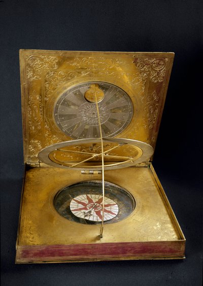 Univerzální solární hodiny vyrobené z mědi, zlata, skla a papíru německé výroby. Debut 17. století Sun. 24,7x25,7 cm Florencie, Istituto e Museo di Storia delle Scienze od German School