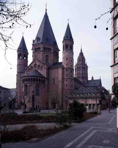 Pohled na katedrálu sv. Martina a sv. Štěpána od severovýchodu od German School