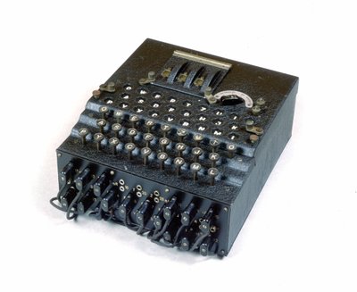Válka 1939-1945. Dekódovací stroj “” Enigma”” vynalezený Arthurem Scherbiem (1878-1929), německým inženýrem. od German School