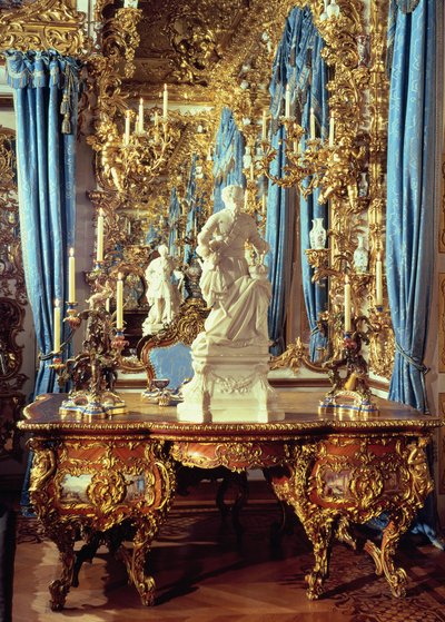 Psací stůl a socha Ludvíka XV v Mirror Room od German School