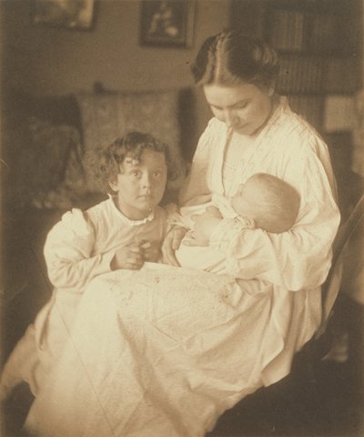 [Matka v županu, sedící, s kojencem a malým synem] od Gertrude Käsebier