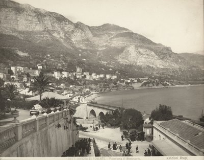 Panoramatický výhled na Montecarlo v Monaku. Scéna ukazuje různé kolemjdoucí; vlevo vidíme detailní záběr na mramorovou balustrádu od Giacomo Brogi