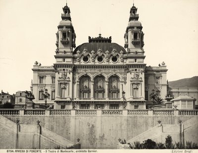 Pohled na průčelí divadla Montecarlo, navržené Charlesem Garnierem. Monako od Giacomo Brogi