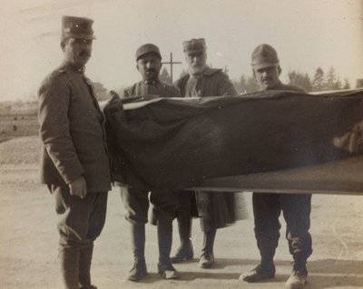 Album "Pictures of War II": Italští vojáci nesou rakev padlého z Velké války (černobílá fotografie) od Gigliucci Gigliucci