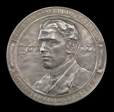 Medaile Královské geografické společnosti: Shackletonova antarktická expedice 1907-1909 (stříbrná) od Gilbert Bayes
