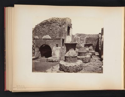 Ruiny pekárny v Pompejích Casa di Fornai Pompei (název na objektu) od Giorgio Sommer (attributed to)