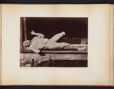 Mumifikovaná osoba v Pompejích, Itálie Impronte umane trovato 1868 (Pompeje (název na objektu) od Giorgio Sommer
