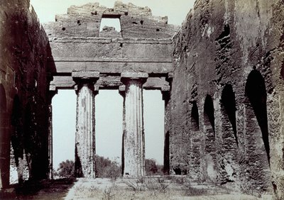 Interiér chrámu Concordia v Údolí chrámů v Agrigento. V popředí dva dórské sloupy; po stranách klenutá obvodová zeď od Giorgio Sommer