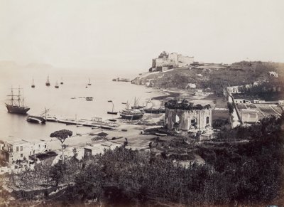 Panorama malebného zálivu Baia (Neapol), posetého plachetnicemi. V popředí, naproti malému přístavišti, je Venušin chrám. V pozadí, posazený na ostrohu, je hrad místokrále ze šestnáctého století od Giorgio Sommer