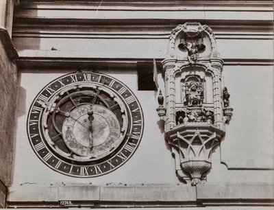 Kvadrant hodinové věže v Bernu, Kaspar Brunnen (1527-1530). Vedle orloje je nový stánek, který obsahuje sošky, které se zapínají samotným mechanismem hodin čtyři minuty před odbitím hodiny od Giorgio Sommer