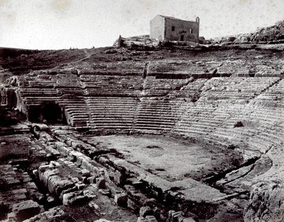 Pozůstatky řeckého divadla v Siracusa v monumentálním parku Neàpoll. V popředí půlkruhový orchestr a cavea od Giorgio Sommer