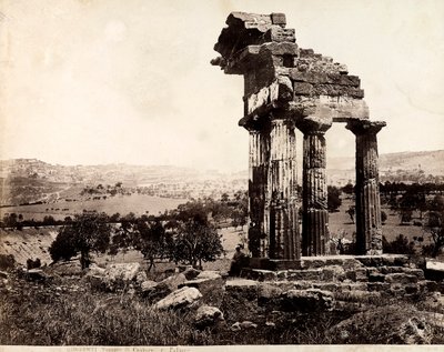 Pohled na zbývající čtyři sloupy nesoucí kladí chrám Castor a Pollux ve Valle dei Templi, Agrigento. V pozadí je vidět panorama města od Giorgio Sommer
