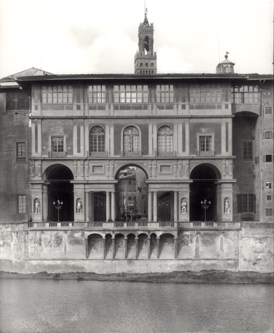 Fasáda galerie Uffizi na Lungarno Torrigiani od Giorgio Vasari