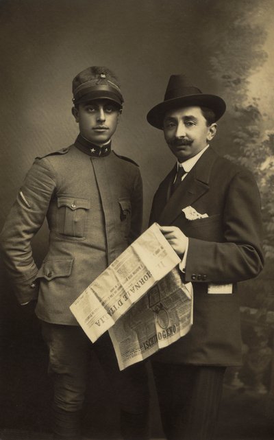 Portrét mužského páru, jeden ve vojenské uniformě a druhý s „Giornale d