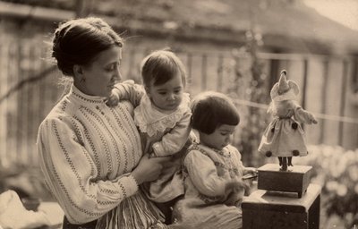 Žena s miminky a panenkou od Phillipe de Marlier