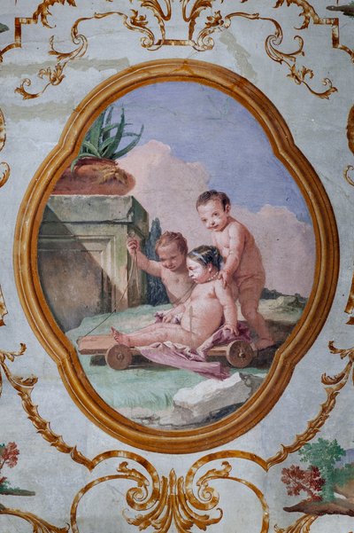 Guest Lodgings, Room of the Putti, medailon s putti: „Tři putti a vozík“ od Giovanni Battista Tiepolo