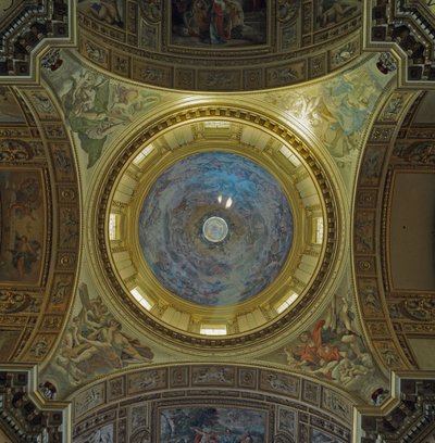 Vnitřní pohled na kopuli Maderno s freskami od Giovanni Lanfranco