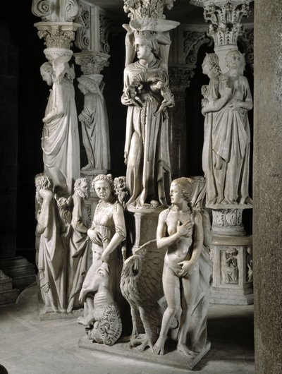 Detail sochařských skupin podpírajících židli realizovaných Giovannim Pisanem (1248-1314): Církev živí své děti a dvě ze čtyř hlavních ctností (Detail soch podpírajících mramorovou kazatelnu, Kostel živí své děti a dvě kardinály od Giovanni Pisano