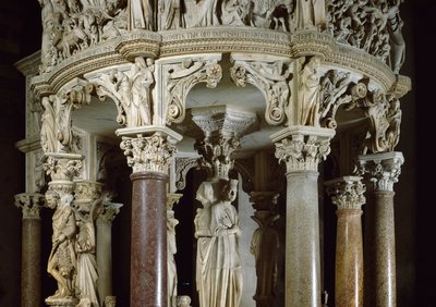 Teologické ctnosti a Herkules vlevo Detail sochařských skupin podpírajících kazatelnu. Mramorová socha od Giovanniho Pisana (1248-1314). 1302-1311 Cathedrale of Pisa (Duomo di Santa Maria Assunta di Pisa), Itálie od Giovanni Pisano