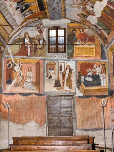 Hlavní dveře Botoneriho kaple s malbami zobrazujícími umučení Krista od Giovanni di Cherasco Botoneri