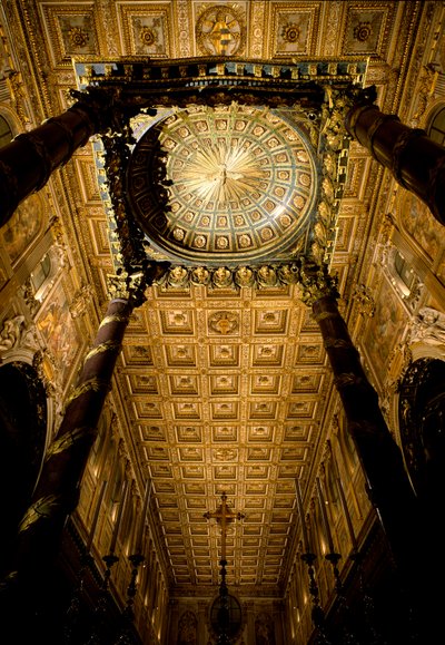 Pohled na strop s dřevěnými krabicemi označenými a dore od Giuliano da Sangallo (1445, kolem roku 1516) a hlavním oltářem od architekta Ferdinanda Fugy (1699-1781). Bazilika Santa Maria Maggiore (Svatá Maria Major), Řím. od Giuliano Giamberti da Sangallo