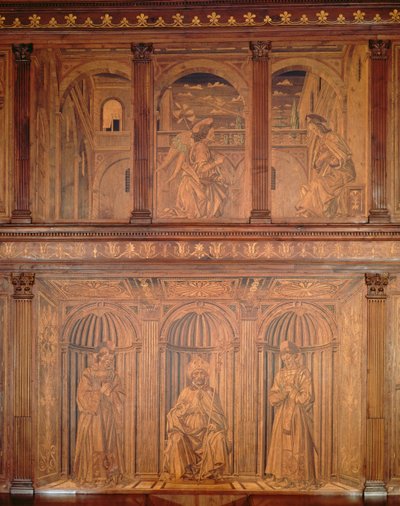 Skříňky po restaurování v severní sakristii (Sacrestia delle Messe) zobrazující Zvěstování a trůnící biskup (intarzované dřevo) (viz 143298) od Giuliano da Maiano