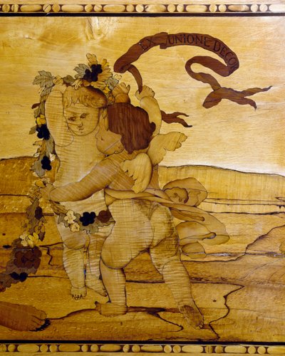 Cupids, detail z komody s intarziemi a mramorovou deskou od Giuseppe Maggiolini