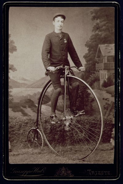 Cyklista (potisk bromovostříbrné želatiny) od Giuseppe Wulz