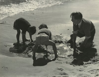 Tři děti si hrají s pískem na pláži. od Godfrey Macdominic