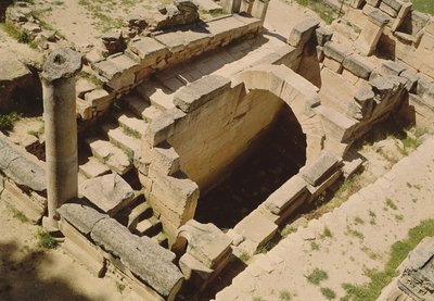 Letecký pohled na nymfeum, obnovené Římany asi 20 let př. n. l. od Greek