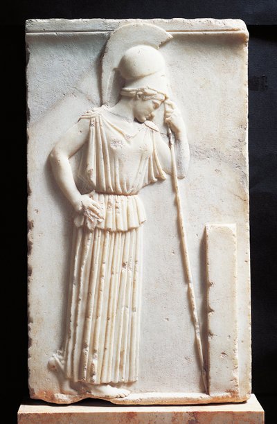 Basreliéf zobrazující truchlící Athénu stojící před stélou od Greek
