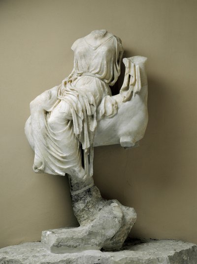 Socha ženy zahalená jako votivní dar ze Sorrenta od Greek