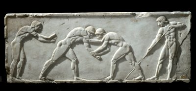 Řecké umění: základna kouros představující zápasníky během boje. Mramorové reliéfní punčochy, 510-500 př.nl - Athény, archeologické muzeum - Bojovníci - Mramorová basreliéfní řezba sochy kouros, 510-500 př.nl - Národní archeologické muzeum, Atény od Greek