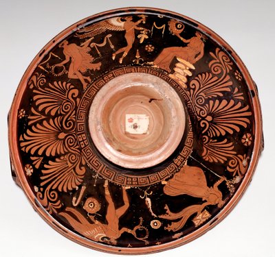 Patera s maenad a Eros (terakota, 325-300 př.nl) od Greek