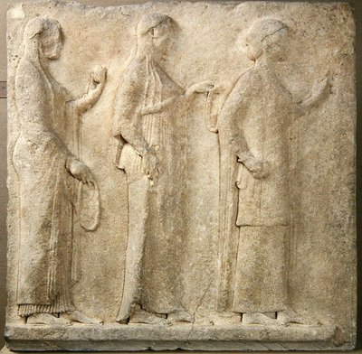 Tři grácie, reliéf z pasáže Theores, Thasos, asi 470 př. n. l. (mramor) od Greek