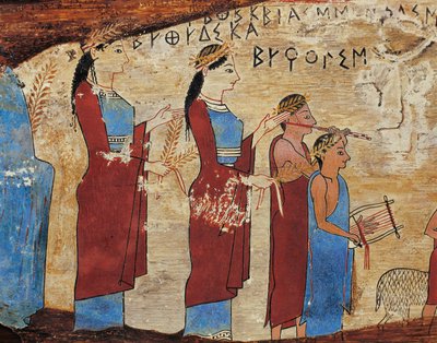 Votivní panel z jeskyně Pitsa u Sikyonu, detail, průvod s nosiči obětin, hráči na lyru a flétnu, řecký nápis od Greek