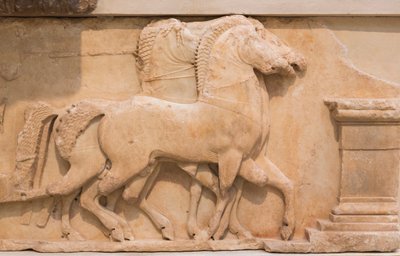 Čtyři koně (quadriga) táhnoucí vůz z jižního vlysu Pokladnice Siphnianů, postaveného kolem roku 530-480 př.nl (mramor) od Greek