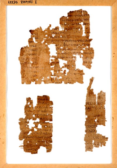 Tři fragmenty nesouvisejícího papyru upevněné v rámu od Greek