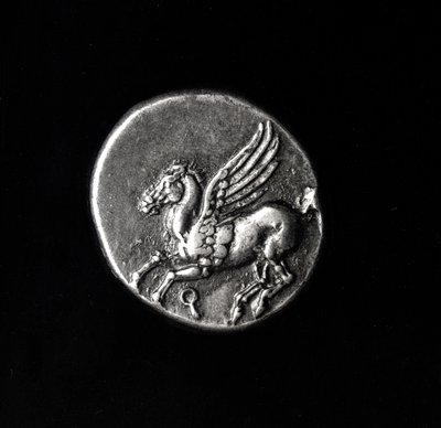 Rubová strana mince zobrazující Pegasa z Korintu, 700–300 př. n. l. (kov) od Greek School