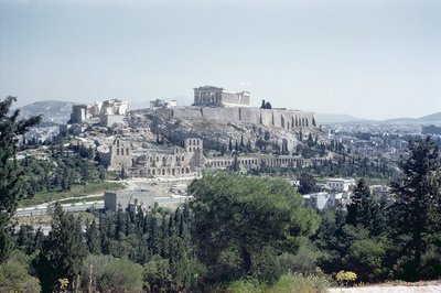 Západní pohled na Akropoli, postavená cca 600 př.nl-450 př.nl od Greek School