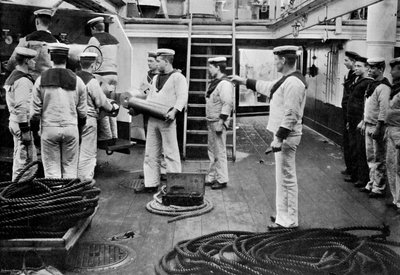 Při cvičení s 6palcovým rychlopalným dělem na palubě bitevní lodi HMS Resolution, 1896. od Gregory and Co