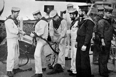 Modré bundy při práci spojující lano na palubě bitevní lodi HMS Majestic, 1896. od Gregory and Co